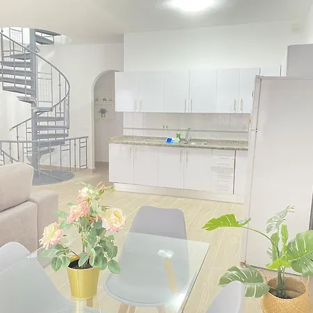 Apto Con Piscina En La Zona De Castillo アパート